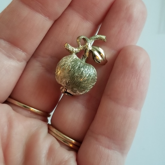 Vintage fruit brooch small pin gold tone apple peach plum - Picture 2 of 8